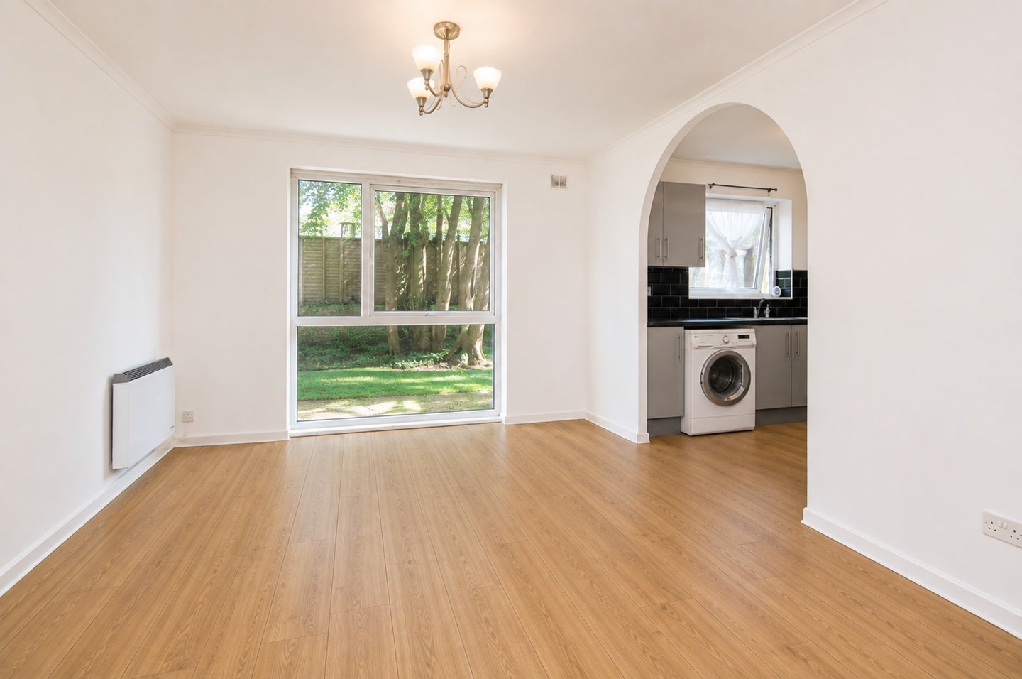 Flat Carnarvon Road in Greater London
