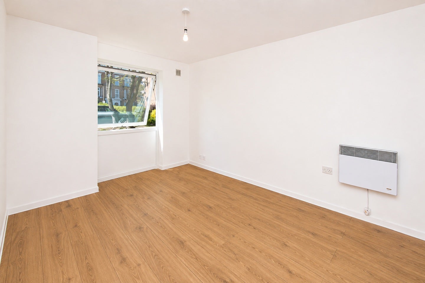 Flat Carnarvon Road in Greater London