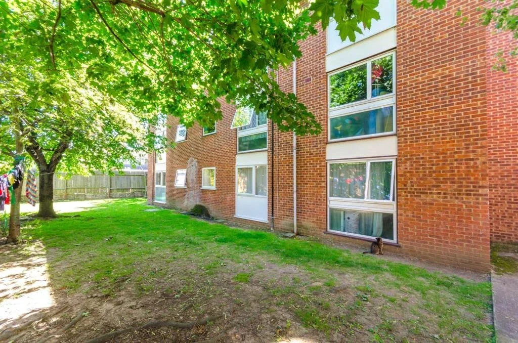Flat Carnarvon Road in Greater London