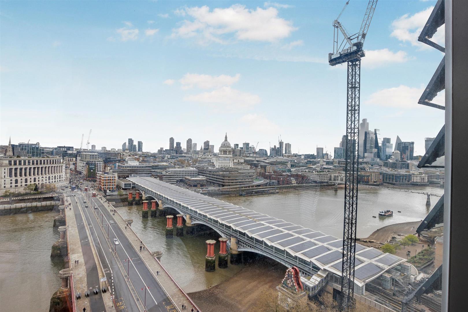 Flat Blackfriars Road in Greater London