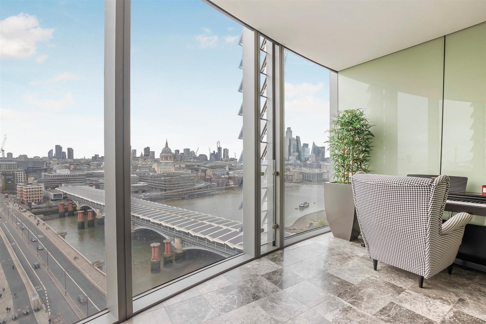 Flat Blackfriars Road in Greater London