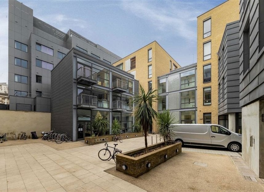 Flat Drysdale Street in Greater London