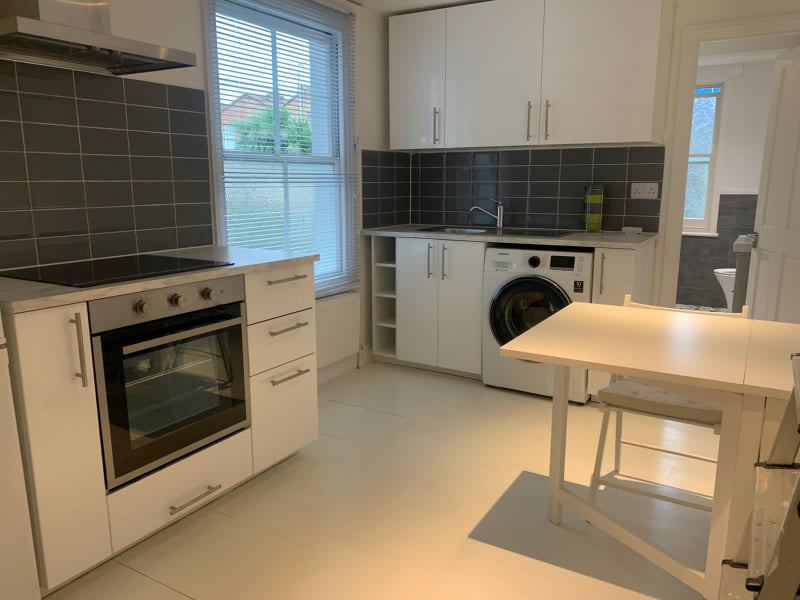 Room Ellesmere Road in Greater London