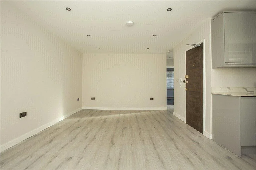 Flat Wentworth Park in Greater London