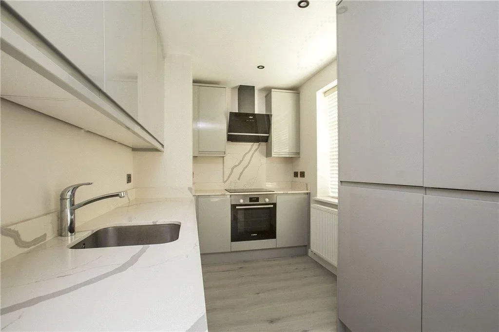 Flat Wentworth Park in Greater London