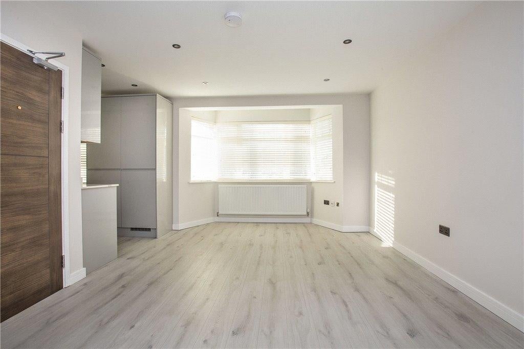 Flat Wentworth Park in Greater London
