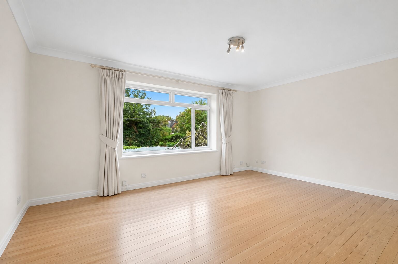 Flat Graham Road in Greater London