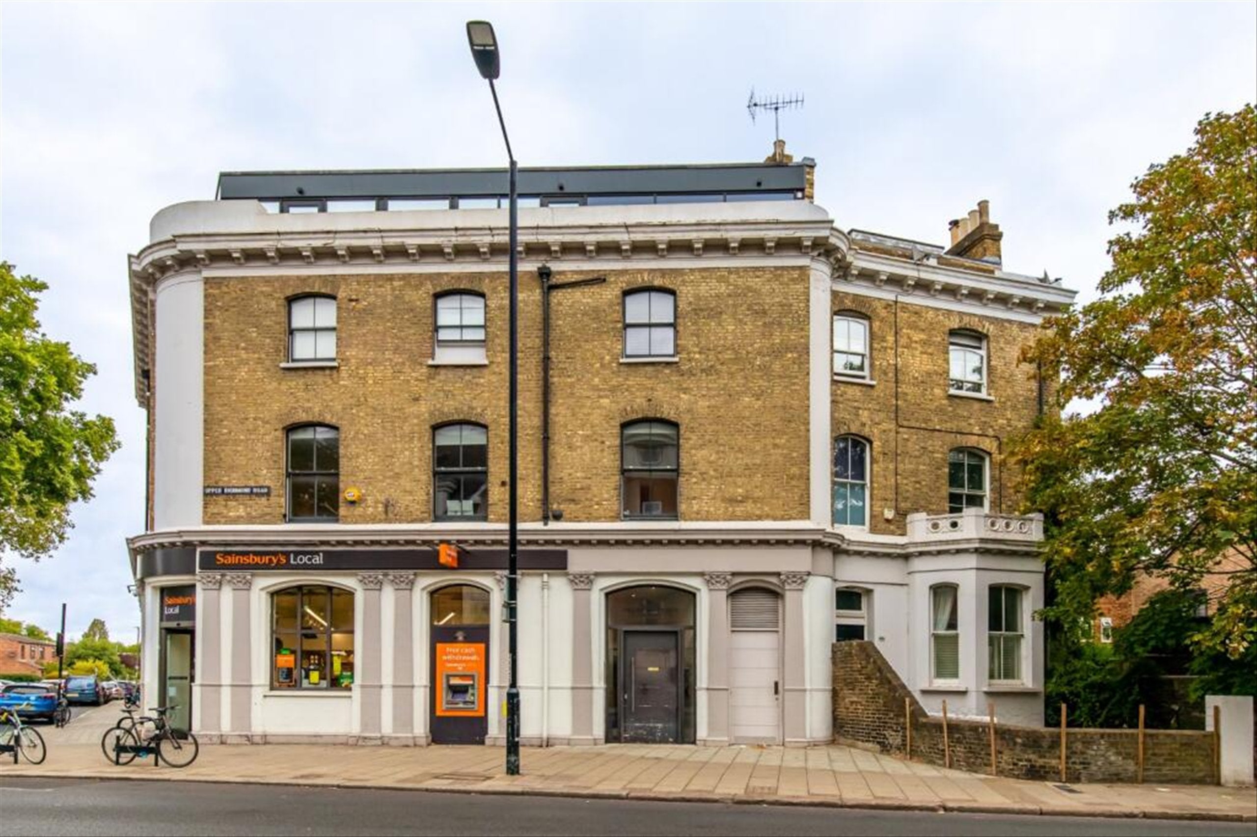 Flat Upper Richmond Road in Greater London