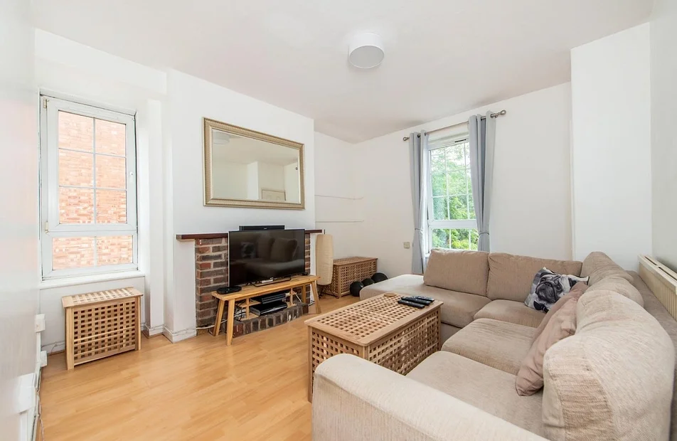 Flat Long Lane in Greater London