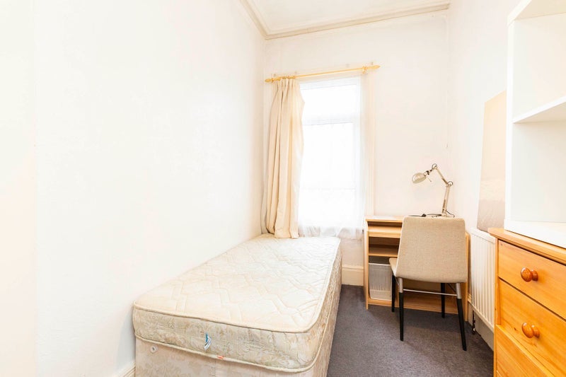 Room Saltram Crescent in City of Westminster