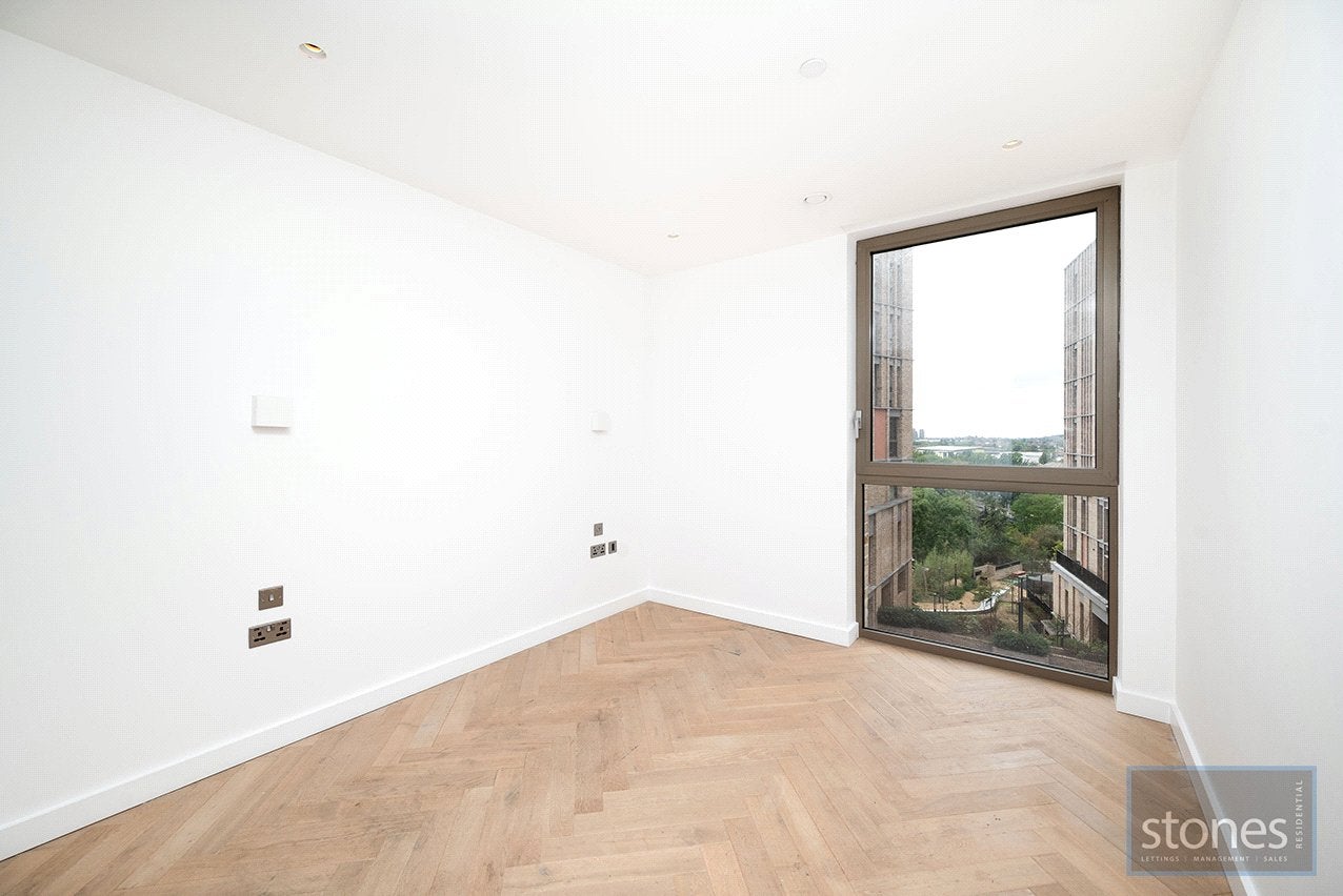 Flat Dudden Hill Lane in Greater London
