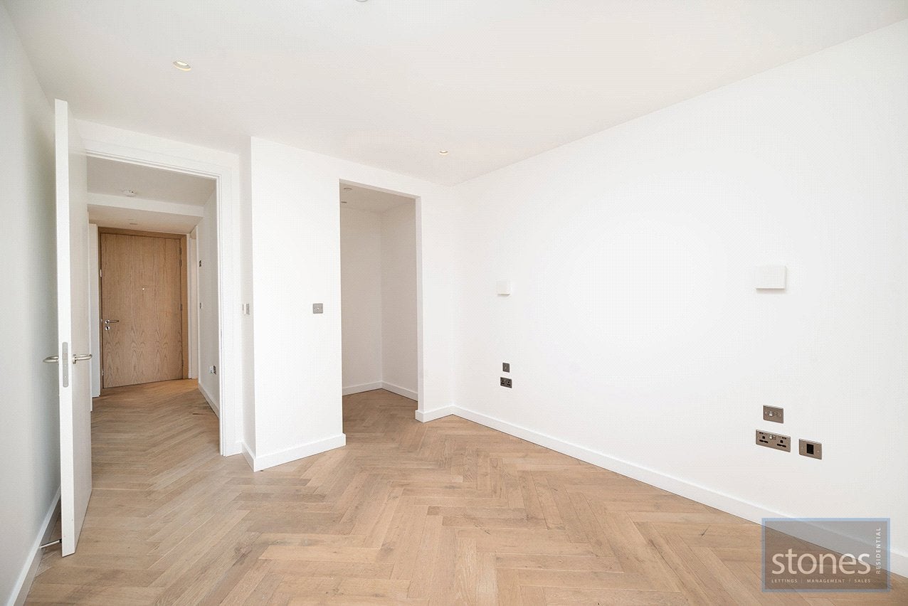 Flat Dudden Hill Lane in Greater London