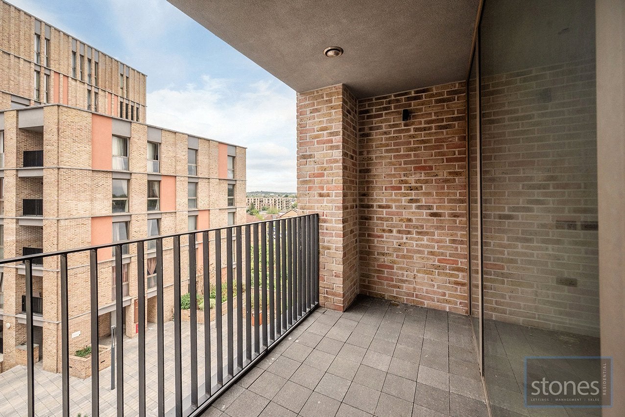 Flat Dudden Hill Lane in Greater London
