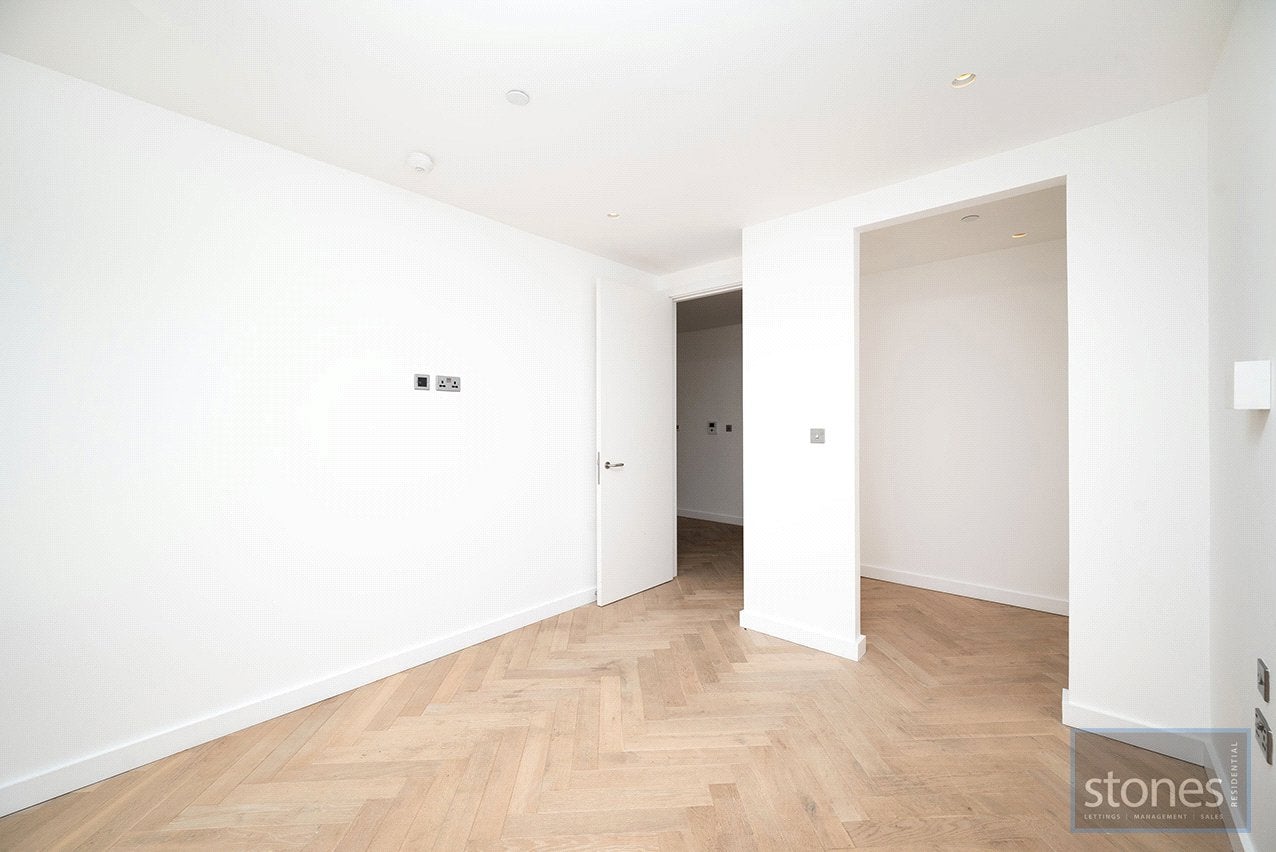 Flat Dudden Hill Lane in Greater London