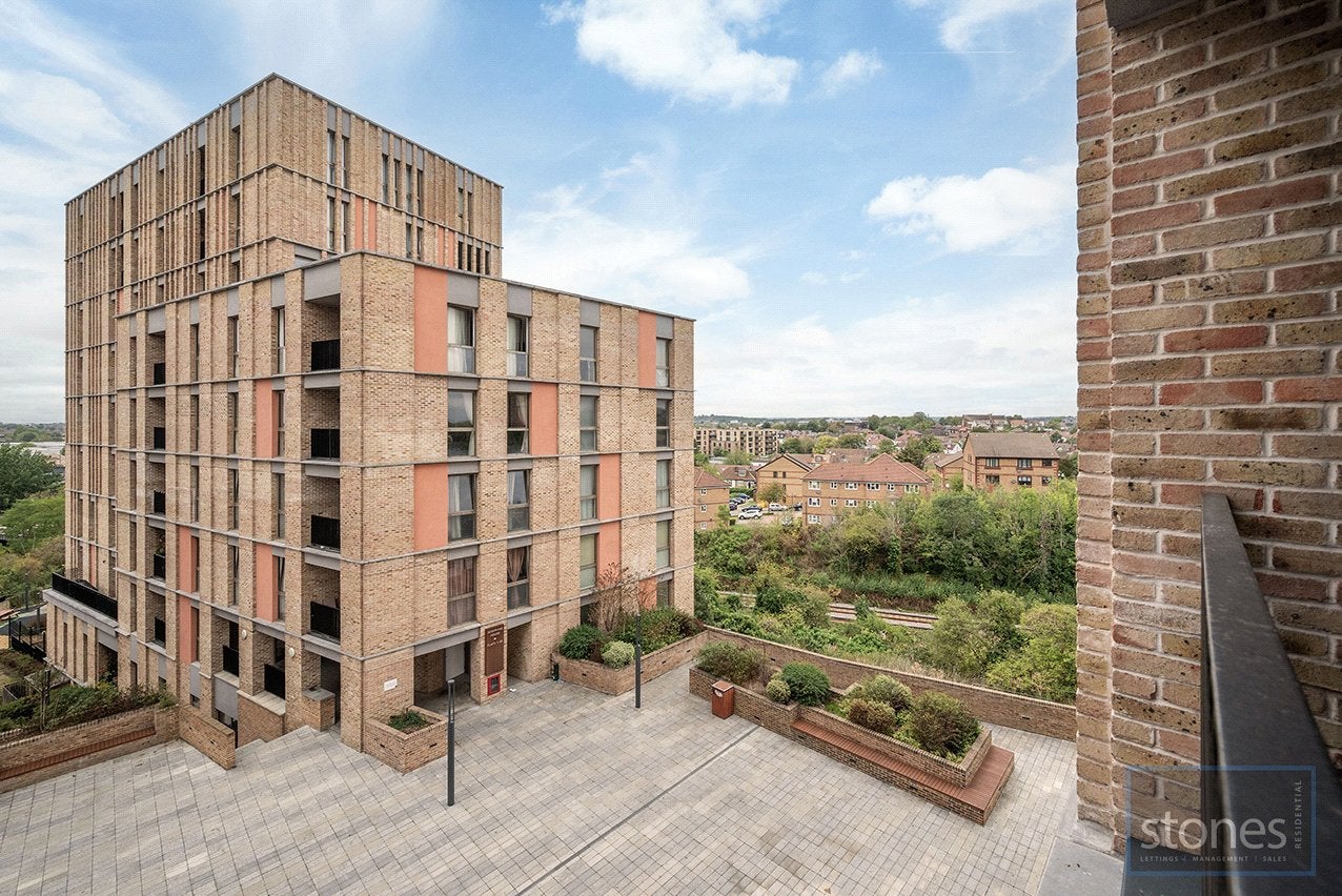 Flat Dudden Hill Lane in Greater London
