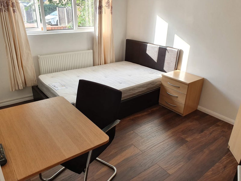 Room Ann Moss Way in Greater London