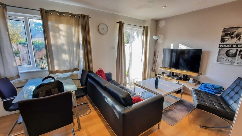 Room Ann Moss Way in Greater London