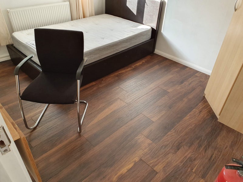 Room Ann Moss Way in Greater London