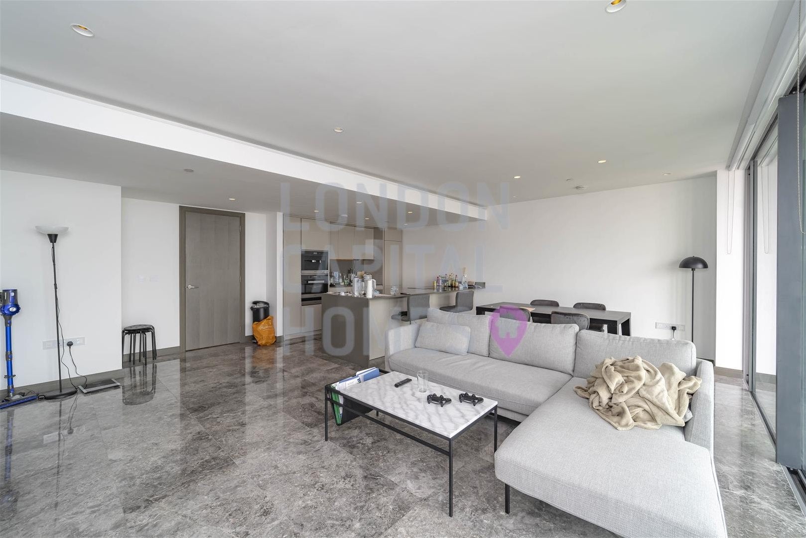 Flat Blackfriars Road in Greater London