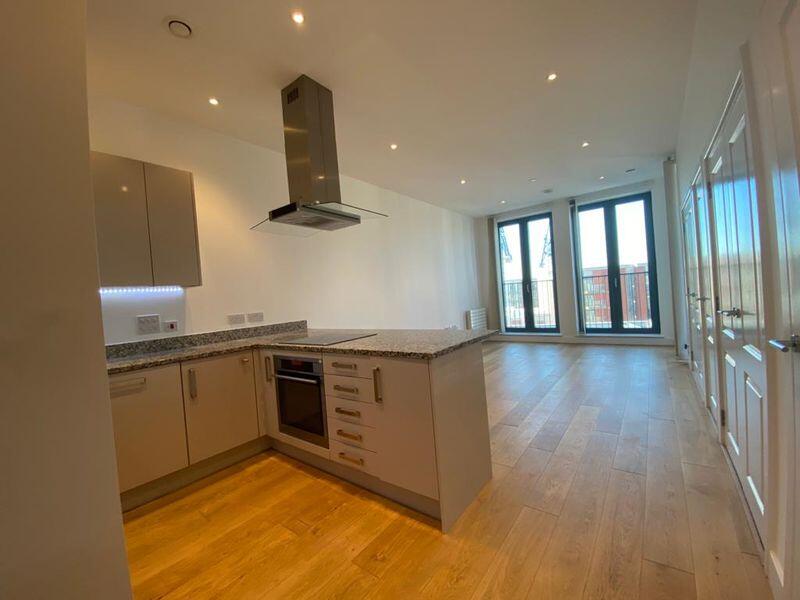 Flat Ponton Road in Greater London