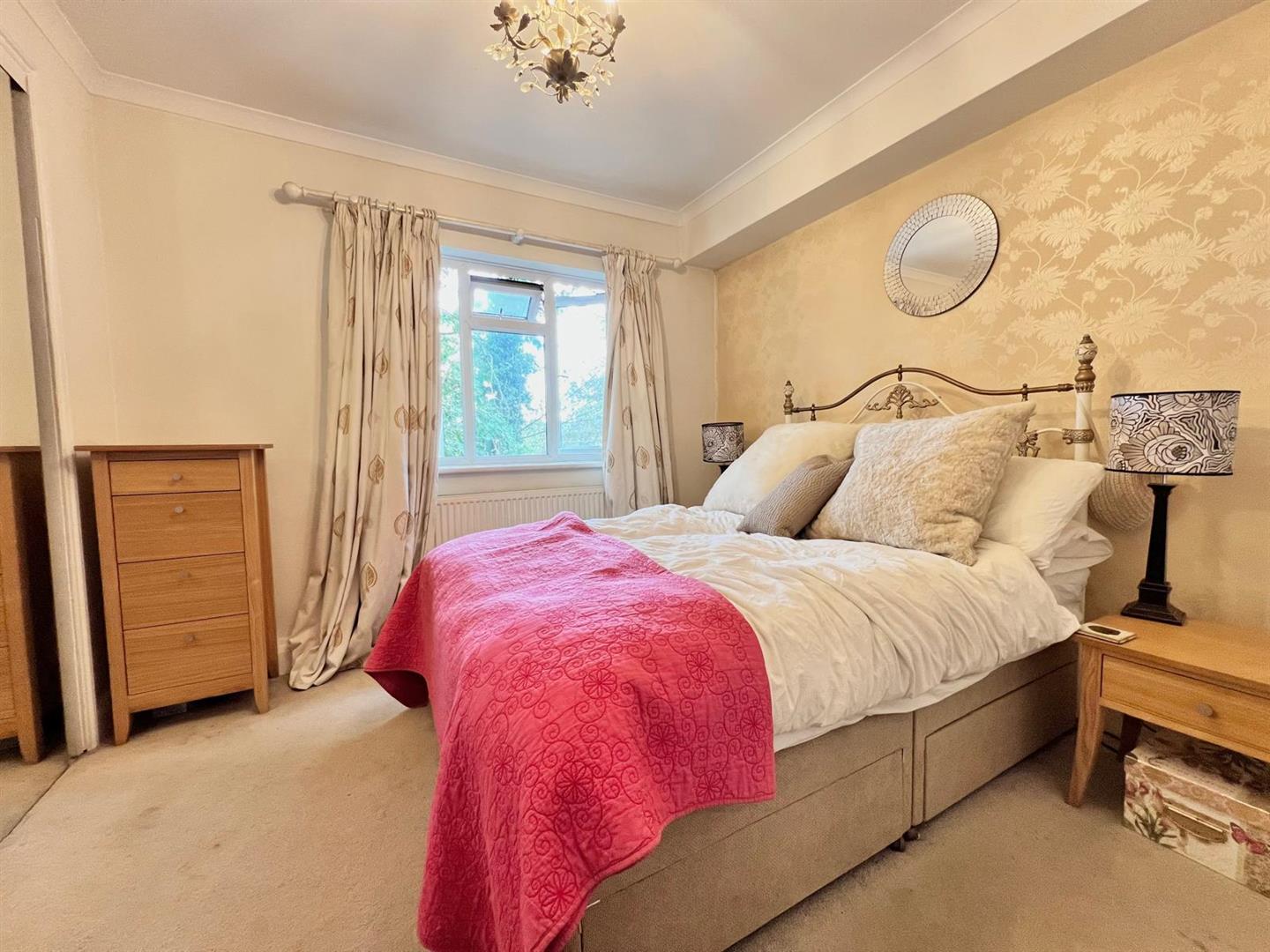 Flat Belmont Road in Greater London