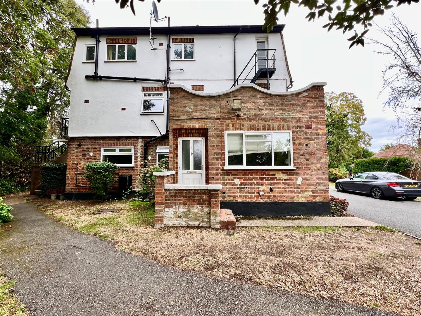 Flat Belmont Road in Greater London