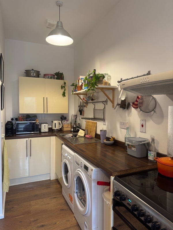 Flat Mowlem Street in Greater London