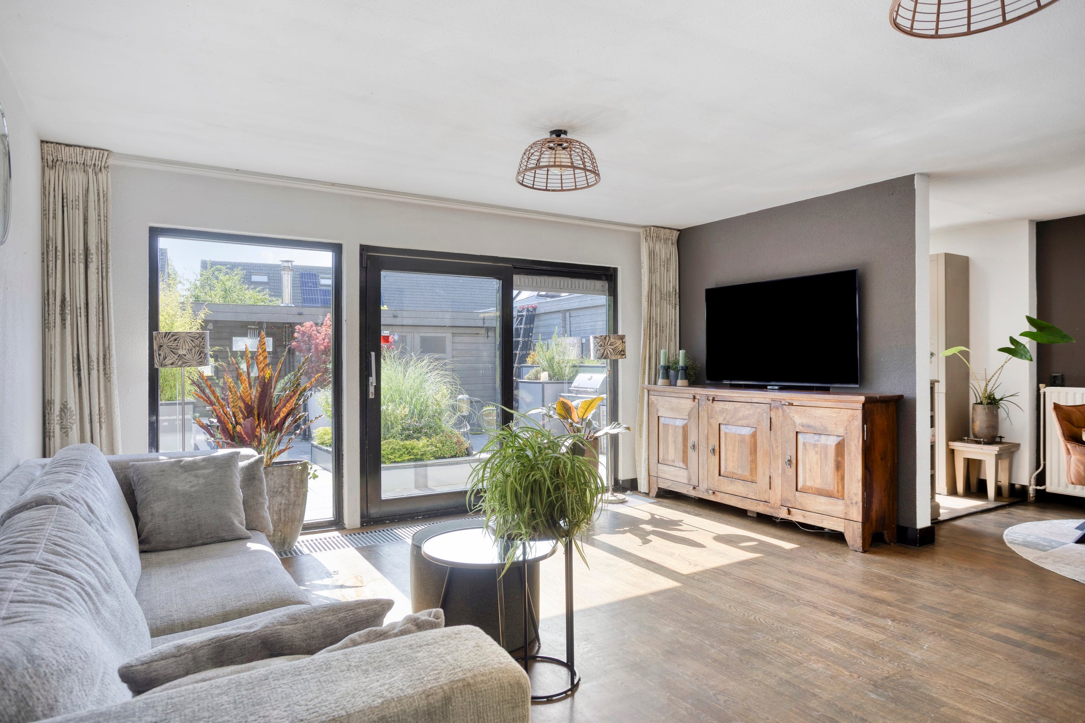 Tussenwoning te koop: Victoria Regiastraat 10, Almere