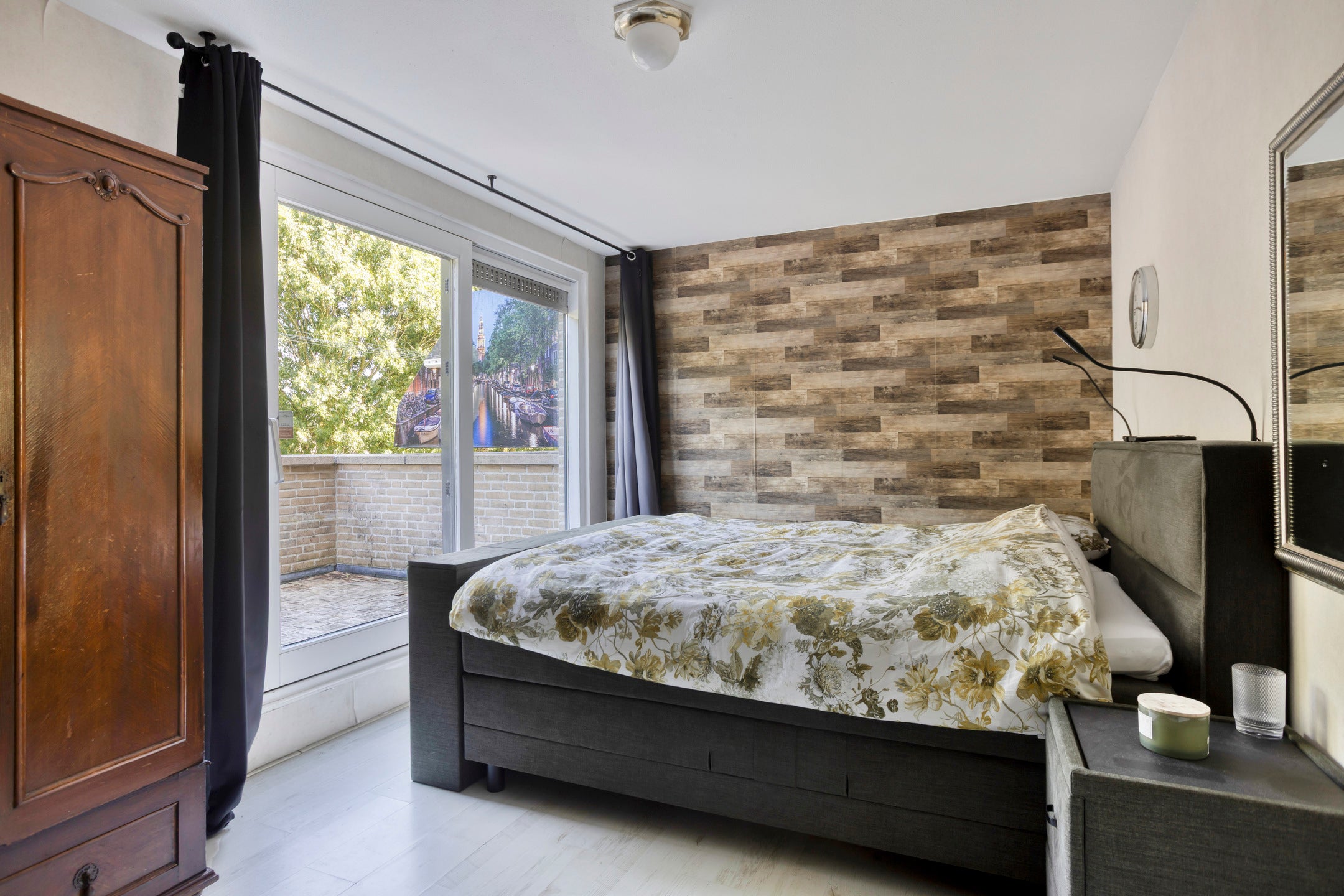 Tussenwoning te koop: Victoria Regiastraat 10, Almere