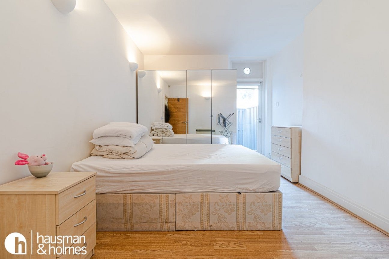 Flat Accommodation Road in Greater London