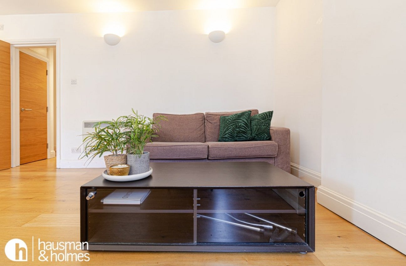 Flat Accommodation Road in Greater London