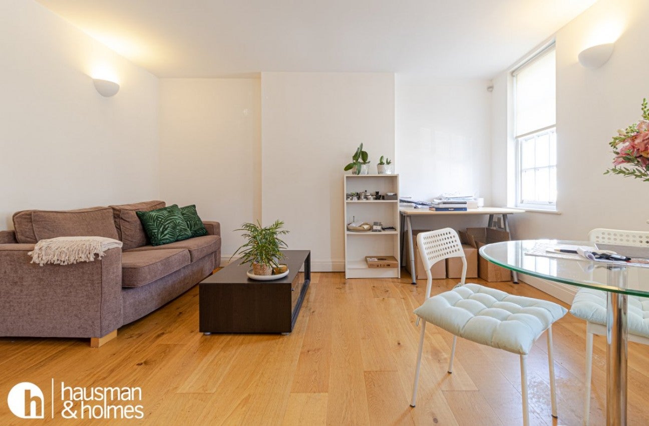 Flat Accommodation Road in Greater London