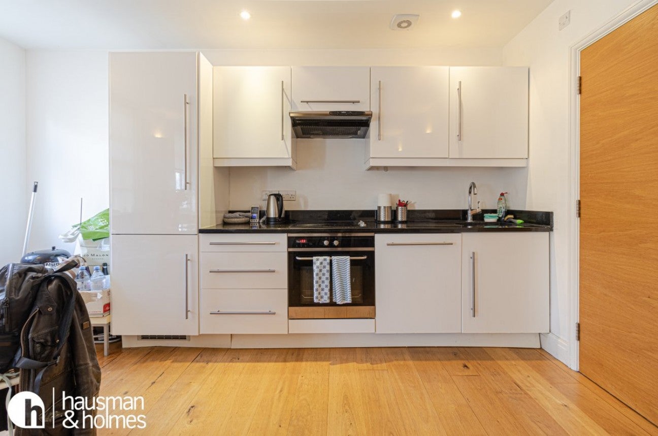 Flat Accommodation Road in Greater London