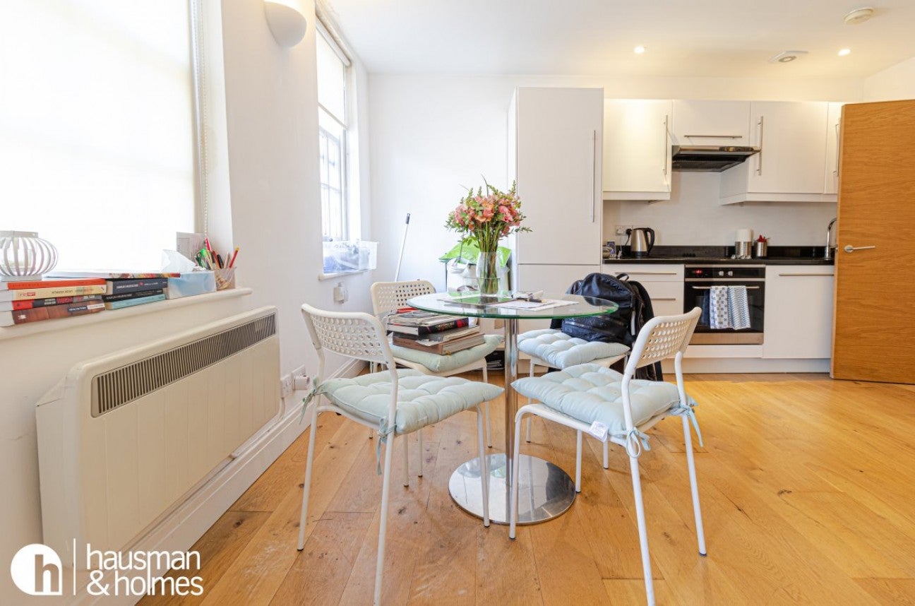 Flat Accommodation Road in Greater London