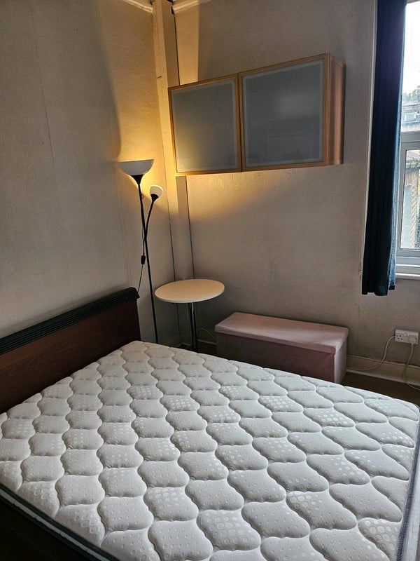 Room Battersea Park Road in Greater London
