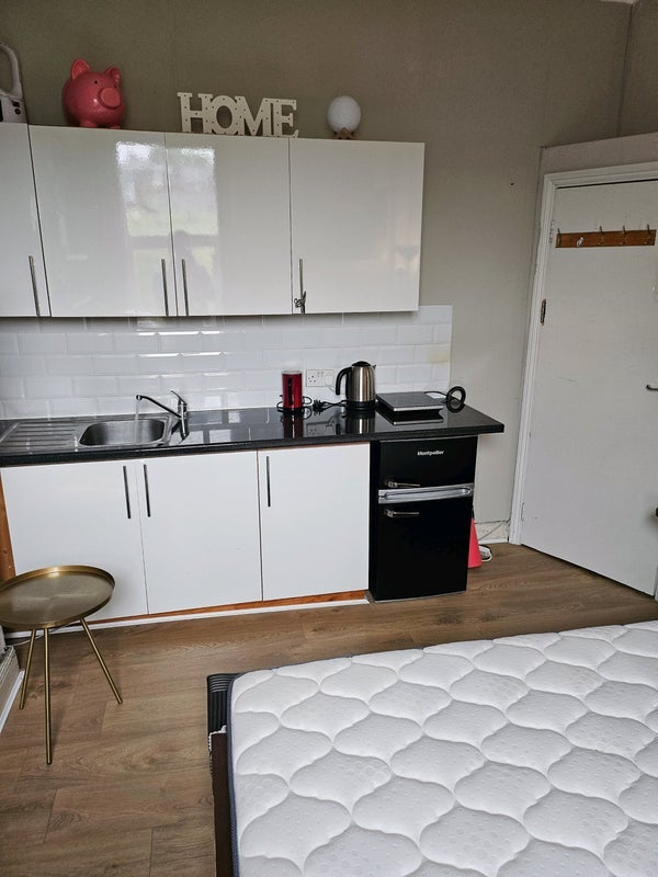 Room Battersea Park Road in Greater London