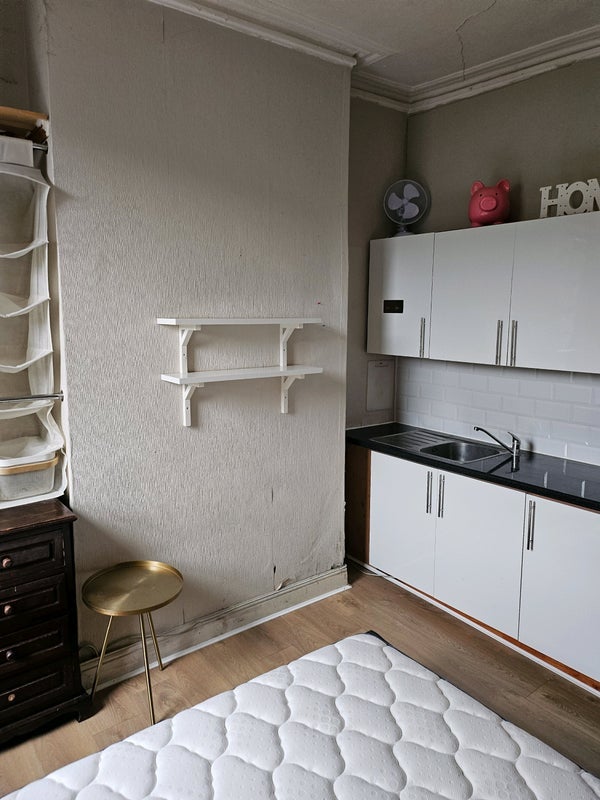 Room Battersea Park Road in Greater London