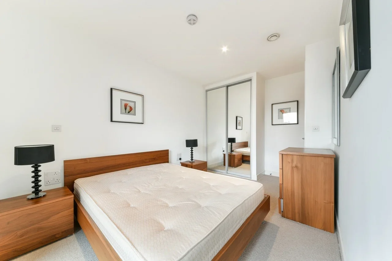 Flat Juniper Drive in Greater London