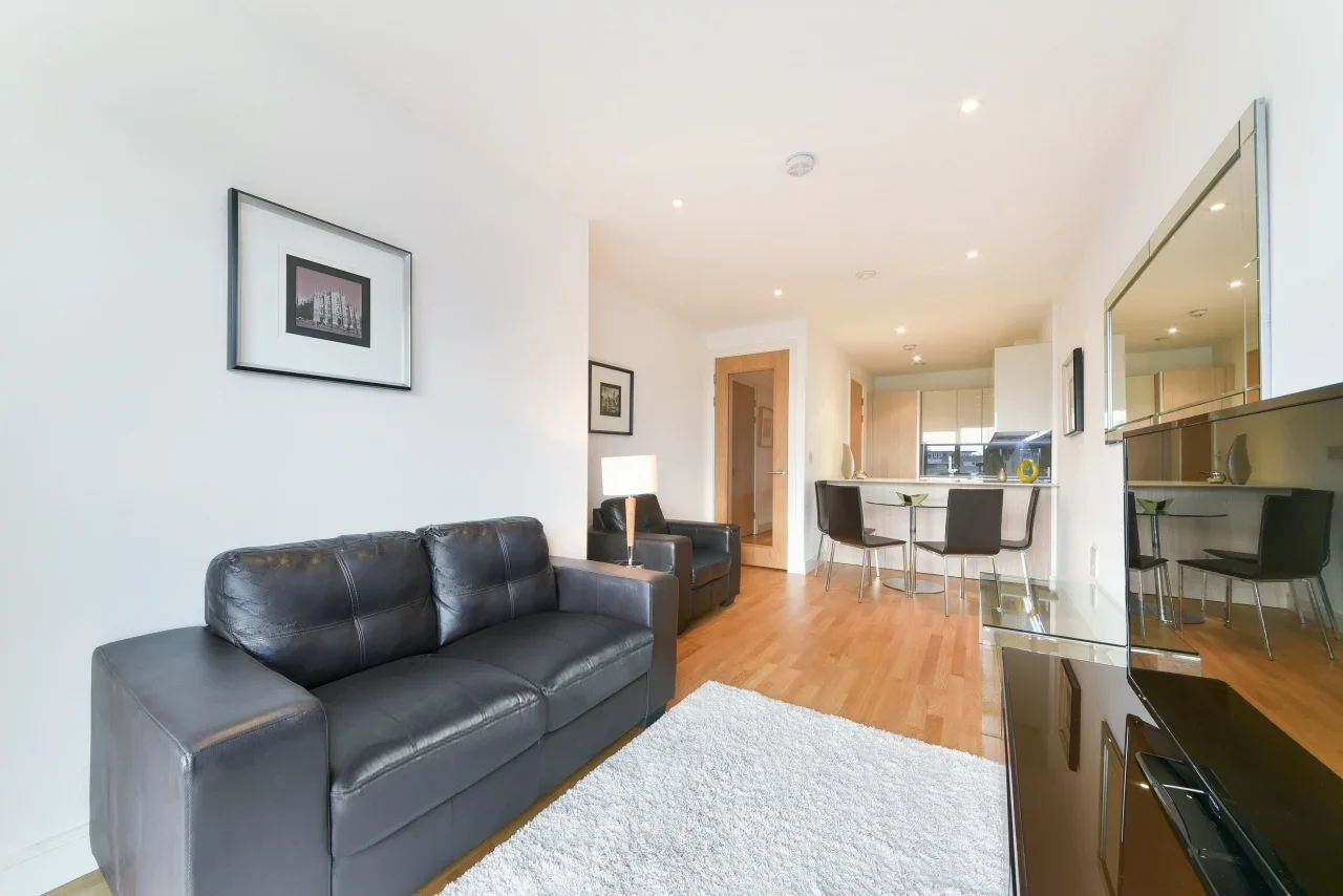 Flat Juniper Drive in Greater London