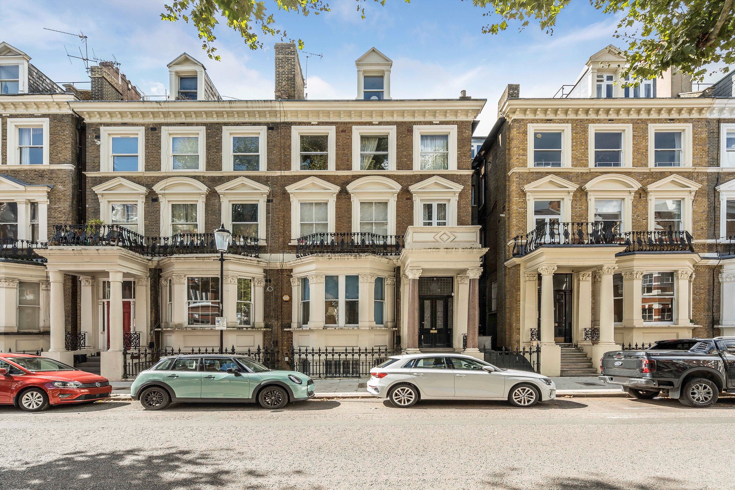 Flat Holland Park Gardens in Greater London
