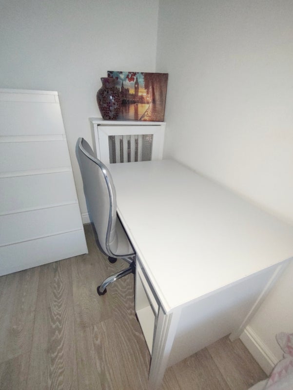 Room Churchill Gardens Road in City of Westminster