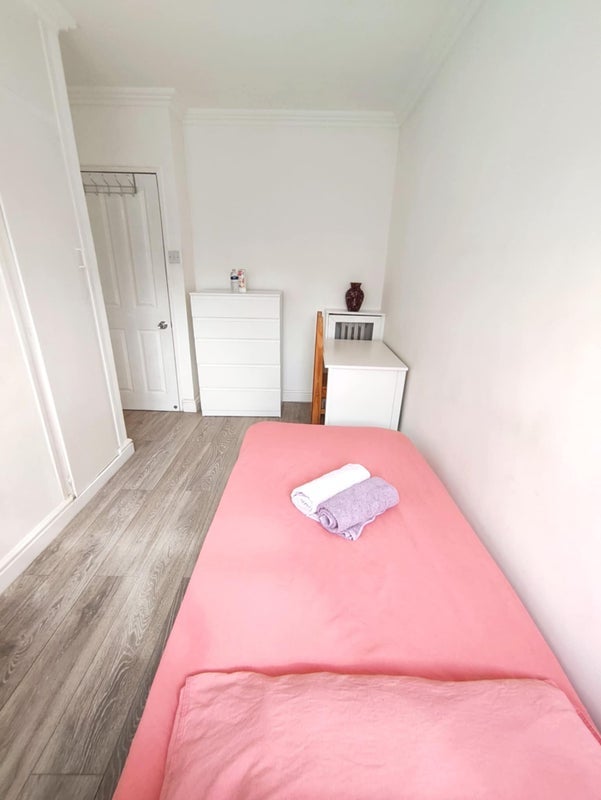 Room Churchill Gardens Road in City of Westminster