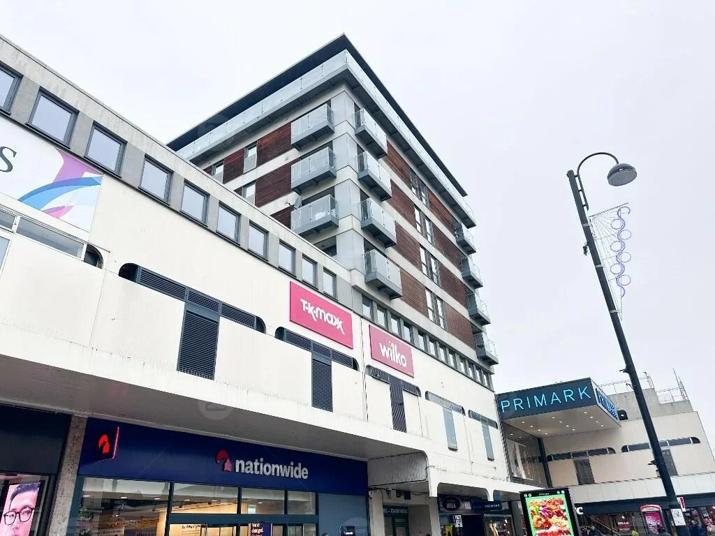 Flat High Street in Greater London