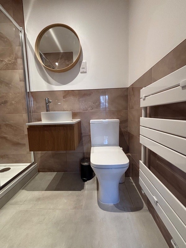 Room Hemlock Close in Greater London