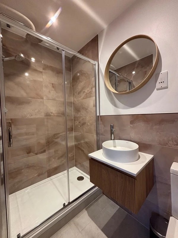 Room Hemlock Close in Greater London