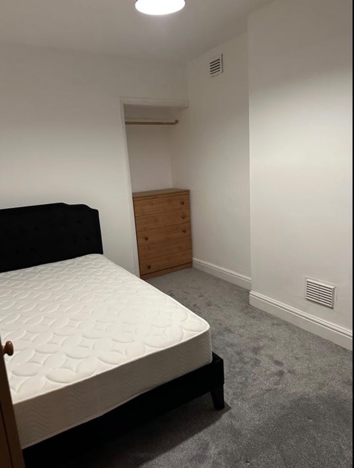 Room Ena Avenue in Nottingham