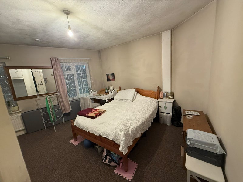 Room Dennis Parade in Greater London