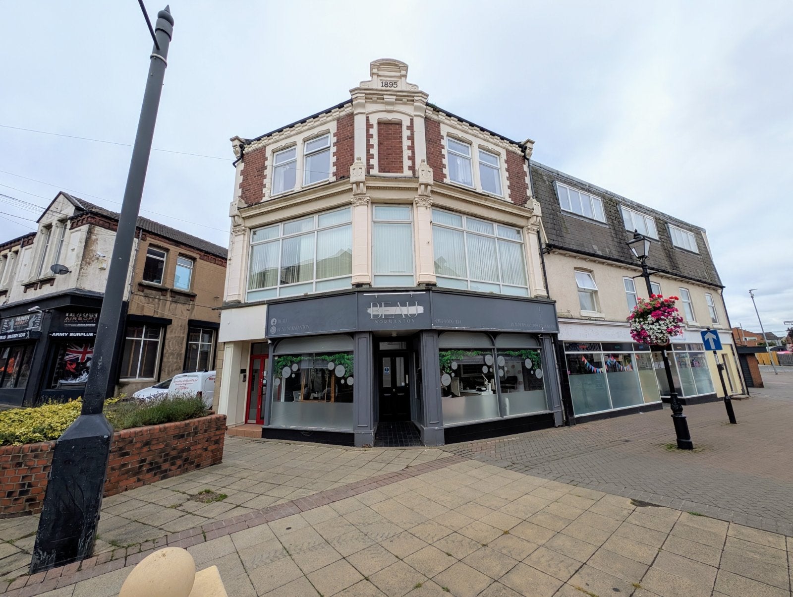 Flat High Street in Wakefield