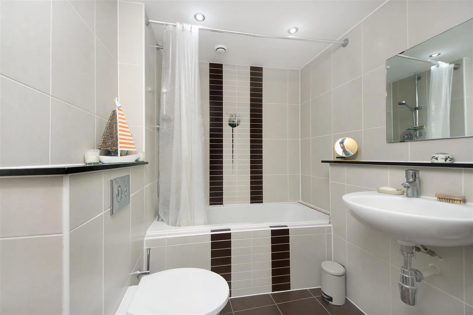 Flat Lapis Close in Greater London