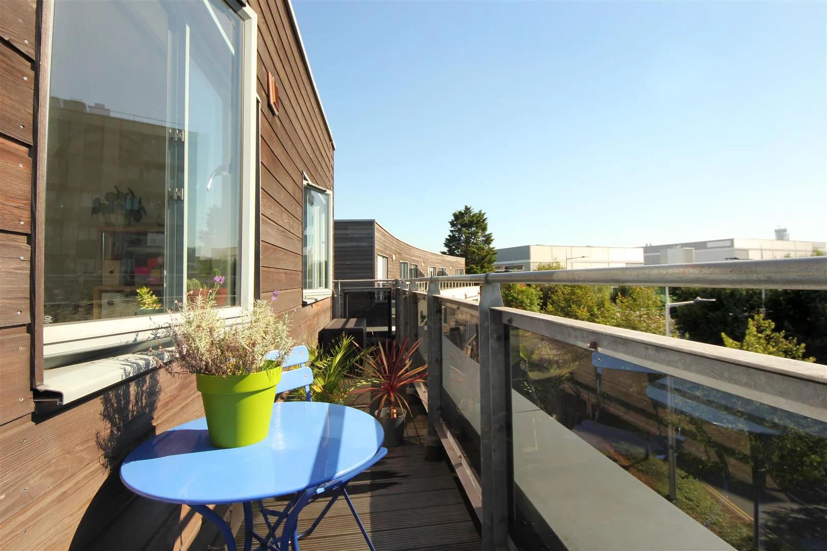 Flat Lapis Close in Greater London